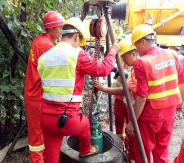 起重三脚架在清理化粪池工作中担当了吊重角色
