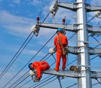 台州电力工人高空架线忙 防坠器安全防护不松懈